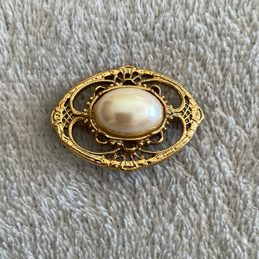 Gold Brooch with Oval Pearl Stone